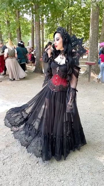 Gothic Aesthetic Outfit, Trad Goth Fashion, Weirdcore Outfits, Gothic Vampire Costume, Halloween Costumes 2022, Ren Faire Outfits, Vampire Clothes, Fair Outfits, Steampunk Women