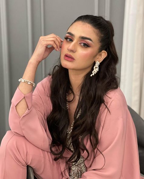 Dubai Pics, Actress Photography, Hira Mani, Pakistani Women, Pakistani Actors, Boutique Dress Designs, Boutique Dress, Pakistani Actress, Casual Suit