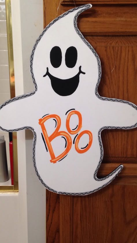 Ghost door hanger. #ghost #halloween #boo #doorhanger Ghost Wood Crafts, Ghost Door Decoration, Diy Halloween Decorations For Inside, Ghost Door Hanger, Porta Halloween, Ghost Door, Halloween Yard Art, Bricolage Halloween, Halloween Photo Booth