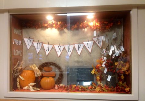 Thanksgiving window display with Thankful Tree. Simple Fall Window Display, Fall Display Case Ideas For School, Thanksgiving Window Display, Fall Window Display Store Fronts, Autumn Window Display Retail, Fall Window Display, Thanksgiving Display, Salon Decorating, Autumn Window Display