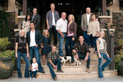 Large Family Pictures, Large Family Photography, Large Group Photos, People Posing, Large Family Portraits, Large Family Poses, Big Family Photos, Extended Family Photos, Large Family Photos