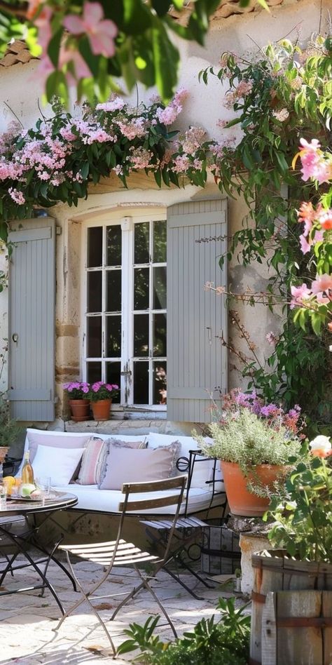 My Landscape Inspiration and Pretty Accents for Your Own Green Courtyard, Green Home Ideas, French Chateau Homes, Bohemian Candle, Bloxburg Cottage, Garden Gathering, Parisian Garden, Mediterranean Patio, Cottage Outdoor