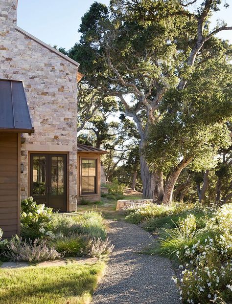 Near Carmel by the Sea, discreetly nestled in an oak grove at the edge of a meadow in the 20,000-acre Santa Lucia Preserve, this lovely contemporary take on a rural English cottage is sited to harmonize with the landscape’s wild beauty and maximize the residents’ enjoyment of living fully immersed in nature. #architecture #house #fashion #decor #diy #homedecor #amazingarchitecture #interiordesign #contemporaryhome #modern #residence #designer Modern English Cottage Exterior, Modern English Cottage, Modern English Country, Santa Lucia Preserve, Country Garden Design, Carmel California, Oak Grove, Farmhouse Landscaping, Cottage Exterior