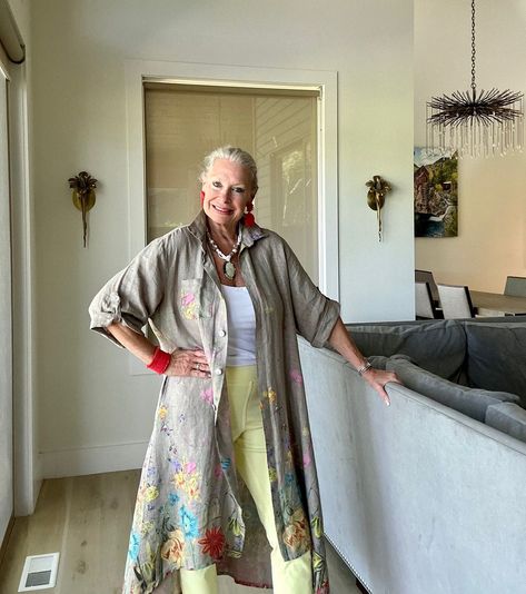 Why The Boho Style is Perfect for Women Over 50 Advanced Style Boho, Boho Mom, Look Boho Chic, Chic Over 50, Boho Style Bedroom, Bohemian Tunics, Older Women Fashion, Advanced Style, Boho Chic Outfits