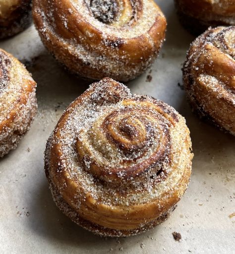 Mini Pumpkin Spice Cruffins — Well Made by Kiley Pumpkin Spice Cruffins, Cruffin Recipe, 2024 Holidays, Puff Dessert, Bread Sweet, Cinnamon Roll Pancakes, Cronut, Mini Apple Pies, Sugar Pumpkin