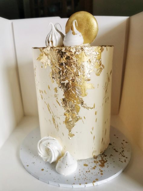 Gold Decorated Cake, Gold Leaf On Cake, New Years Wedding Cake, Cream And Gold Cake, Gold Cake Design Birthday, Gold Theme Cake, Gold Cake Design, Swiss Meringue Buttercream Cake, Gold Macaron