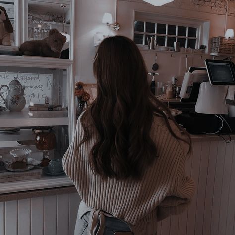 Brunette Tumblr, Nyc Girl Aesthetic, New York Aesthetic Girl, Brunette Aesthetic, London Aesthetic, Nyc Girl, Girl With Brown Hair, New York Aesthetic, Brunette Woman