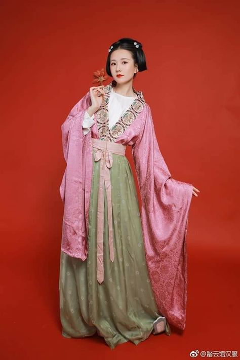 Northern Wei dynasty Wei Dynasty Clothing, Yuan Dynasty Clothing, Modern Chinese Dress, Asian Traditional Clothes, Dynasty Clothing, Vietnamese Clothing, Middle Eastern Fashion, Traditional Chinese Dress, Chinese Fashion