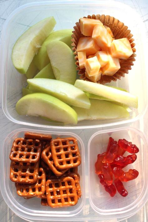 Use bento boxes to create these easy, make-ahead school lunches that are both nutritious and picky eater approved! Back to school made easy. Snacks For School, Kids Lunch Box Meals, School Lunch Recipes, Healthy Lunch Snacks, Meal Prep Snacks, School Lunch Ideas, Healthy School Lunches, Cheese Cubes, Keto Lunch