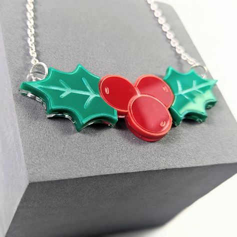 🆕 Holly necklace! As the brooch, you can choose the shiny acrylic or normal one 🎉🎄 Link in bio! #holly #hollychristmas #christmasfinds #christmastree #christmasgifts #christmasmarket #christmas #christmascountdown #christmasjewelry #christmasvibes #christmasmood #christmasnecklace #xmasshopping #xmasgifts #xmasnecklace #xmasjewelry Xmas Shopping, Crafter Gift, Christmas Necklace, Jewellery Box Making, Christmas Gift Jewelry, Christmas Mood, Christmas Holly, Christmas Jewelry, Spiritual Jewelry