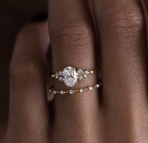 Elegant Engagement Rings Stack, Wedding Bands For Women With Oval Engagement Ring, Dainty Elegant Engagement Rings, Snow Drift Engagement Ring, Mosinatte Ring Gold, Aesthetic Engagement Ring Photos, 2023 Wedding Rings, Dainty Engagement Ring And Wedding Band, Oval Wedding Ring Set Gold