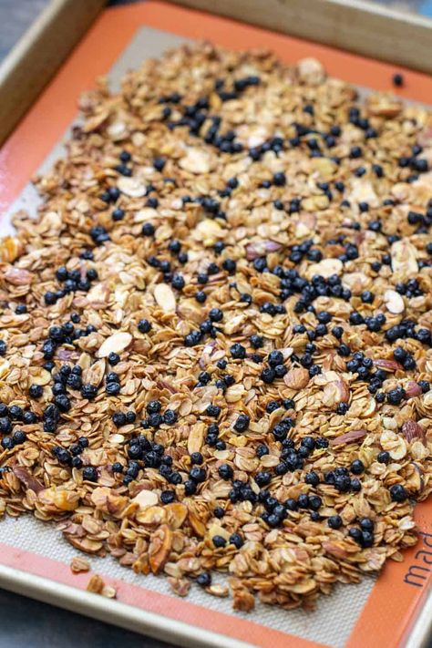 Granolas, like this lemon blueberry granola, are great for making big batches of. Package for gifting or freeze for later! Lemon Blueberry Granola, Vanilla Granola Recipe, Blueberry Granola, Vanilla Granola, Granola Clusters, Breakfast Muffin, Protein Granola, Granola Recipe Homemade, Baked Granola