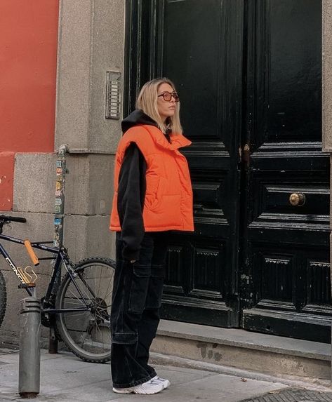 Colored Puffer Vest Outfit, Orange Vest Outfits For Women, La Style Outfits, Vest Women Outfit, Gilet Outfit Women, Puffy Vest Outfit, Vest Outfits Aesthetic, Gilet Outfit, Puffer Vest Outfit