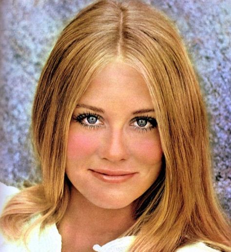 Blonde & blonder: How women in the '70s got that sun-lightened hair look - Click Americana #cybill #cybillshepherd Famous Blondes, Vintage Celebrities, Lightened Hair, Blonde Toner, Cybill Shepherd, Old Celebrities, Patti Hansen, 70s Hair, 70s Women