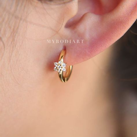 A variety of earrings enrich your daily life Simple earrings in your life Small Earrings Gold, Gold Earrings Indian, Gold Ring Designs, Gold Jewelry Earrings, Gold Jewelry Simple, Jewelry Design Earrings, Gold Earrings Designs, Gold Necklace Designs, Jewelry Design Necklace