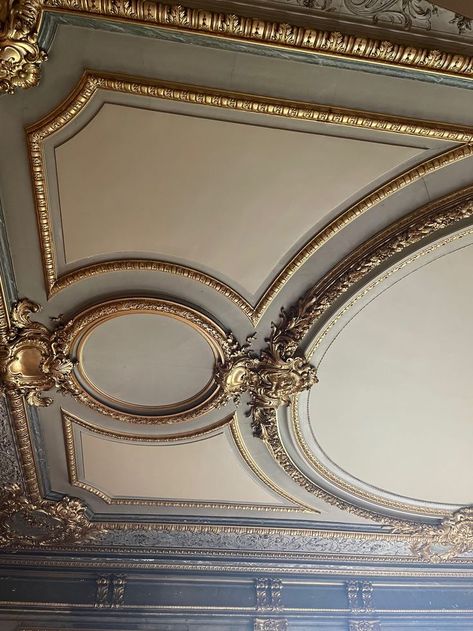 Gold Baseboards, Victorian Ceiling Design, Classical Ceiling Design, Classic Ceiling Design, Glamour Living Room, Victorian Ceiling, House Main Door Design, House Wall Design, House Ceiling Design