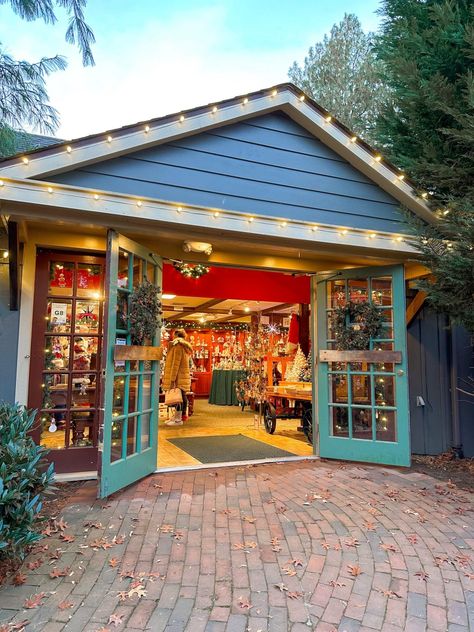 Best Things to do in Peddler's Village in PA - Everything Dee Peddlers Village Pa Christmas, Peddlers Village Pa, New Hope Pa, Blogger Home, Local Brewery, Unique Restaurants, South Lake Tahoe, Tap Room, Christmas Tree Farm