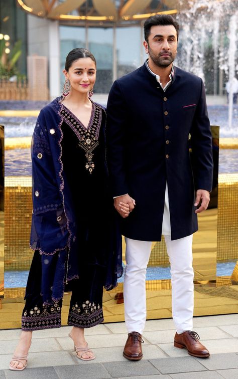 Alia Bhatt Velvet Dress, Raji Ramniq Suits, Ranbir Kapoor Traditional Wear, Alia Bhatt Suits, Ranbir Kapoor Kurta, Velvet Indian Outfits, Velvet Churidar, Aaliya Bhatt, Kurta Ideas