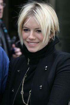 Sienna Miller Short Hair, Sienna Miller Bob, Sienna Miller Hair, Growing Out Hair, Short Choppy Haircuts, World Hair, Color Rubio, Short Dark Hair, Cool Short Hairstyles