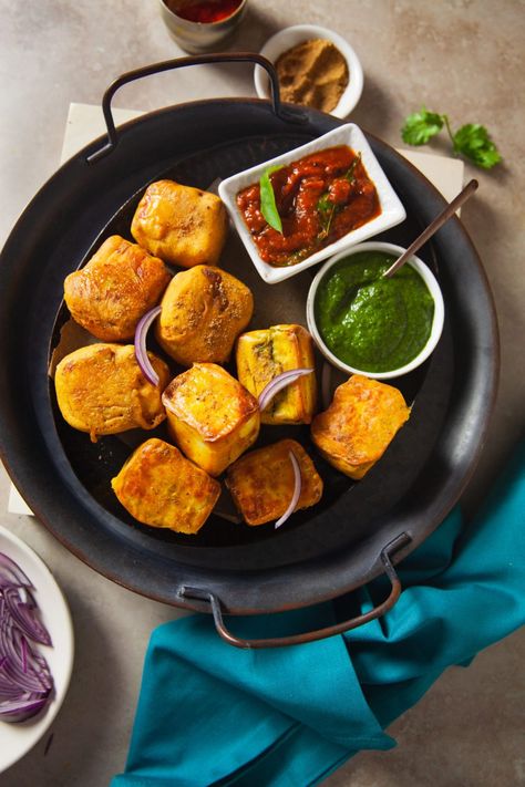 Chutney Stuffed Paneer Pakora - Sinfully Spicy Traditional Indian Food Recipes, Paneer Pakora, Authentic Indian Recipes, Green Chutney Recipe, Paneer Sandwich, Tomato Chutney Recipe, Traditional Indian Food, Indian Recipes Authentic, Easy To Make Snacks