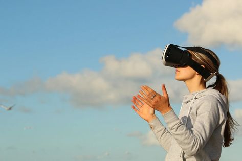 Si eres de los que no saben aún qué es la realidad virtual ¡NECESITAS LEER ESTO! Información, componentes, cursos y ¡MUCHO MÁS!. Exposure Therapy, Virtual Reality Technology, Cloud Gaming, Virtual Reality Headset, Vr Games, Zadar, Vr Headset, Long Distance Relationship, Wearable Technology