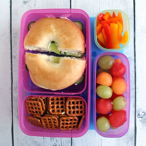 Bagel Bento! Bagel Lunch Box Ideas, Bagel Lunch Ideas Kid, Bagel School Lunch Ideas, Bagel Bento Box Ideas, Bagel Lunch Ideas, College Lunch Box, Lunch Ideas Kids, College Lunch, Bento Box Lunch Ideas