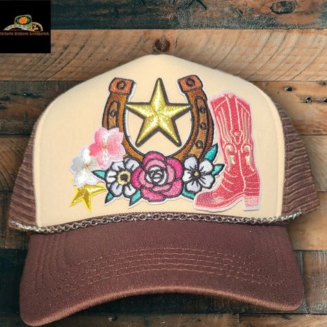 Beautiful Trucker Hat Western Style. Lovely Patch Worked And Removable Chain. Snap Back Adjustable Hat. Two Tone Color Trucker Hat Fashion, Custom Trucker Hats, Hat Patches, Snap Back, Snap Backs, Kids Hats, Brown Beige, Western Cowboy, Adjustable Hat