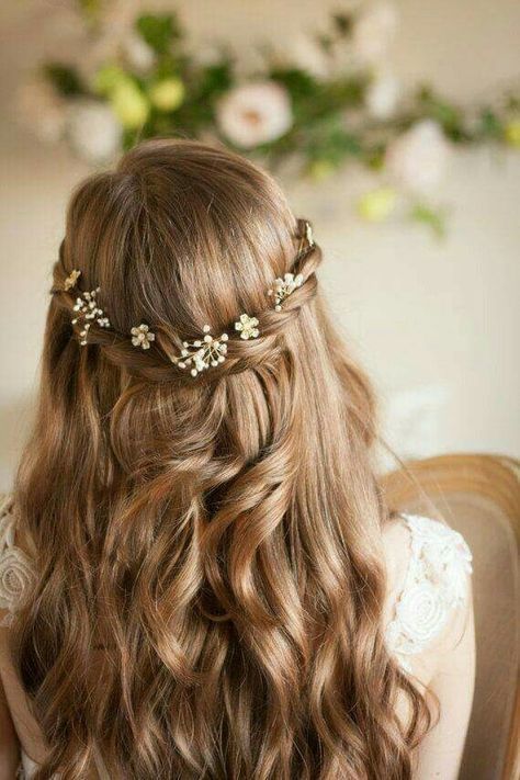 hairstyle discovered by Sally on We Heart It Bridal Hairpins, Bridesmaid Hairstyles Half Up Half Down, Babies Breath, Bridesmaid Flower, Long Hair Wedding Styles, Hair Styles 2017, Wedding Hair Down, Flower Headpiece, Short Wedding Hair