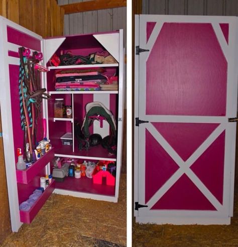 Rangement écurie équitation rose Tack Room Ideas, Tack Storage, Tack Locker, Tack Room Organization, Horse Tack Rooms, Tack Trunk, Tack Box, Tack Rooms, Diy Horse Barn