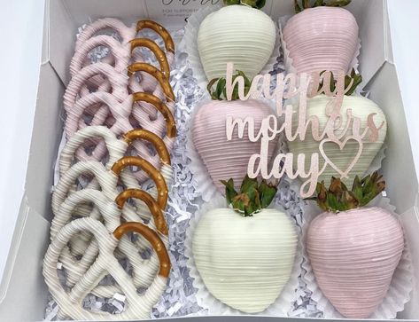 Mother Day Treat Boxes, Happy Mothers Day Strawberries, Mothers Day Treats Boxes, Mother’s Day Sweets Ideas, Mother’s Day Dipped Strawberries, Mother's Day Treat Boxes, Mothers Day Food Gifts, Mothers Day Treats To Sell, Mothers Day Strawberries Ideas