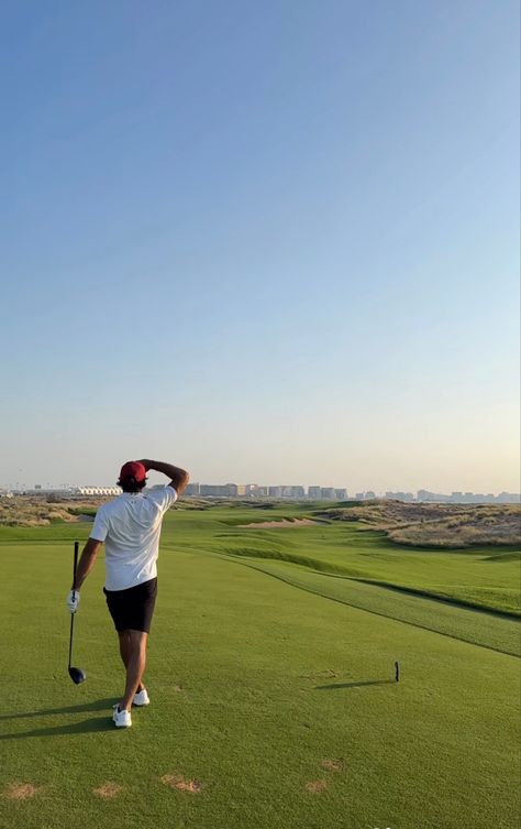 Golf Guys Aesthetic, Carlos Sainz Golfing, Golf Boy Aesthetic, F1 Moodboard, F1 Abu Dhabi, Golf Swag, Mens Golf Fashion, Golf With Friends, Hot Rugby Players