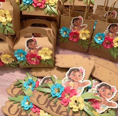 Moana Birthday Party Ideas Centerpieces, Moana Gift Bag Ideas, Moana Goodie Bag Ideas, Moana Candy Bags, Baby Moana Birthday Party Ideas, Moana Centerpieces Ideas, Moana Birthday Party Ideas Decoration, Moana Pinata, Moana Party Bags