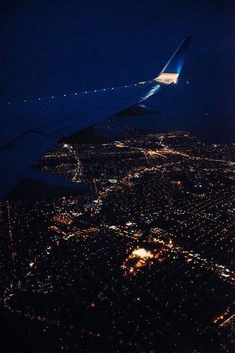 Cảnh đẹp vào ban đêm khi nhìn qua cửa sổ máy bay! Airplane Window View, Plane Photography, Travel Airplane, Airplane Wallpaper, Airplane Photography, City At Night, Airplane Window, The Wing, Bright Lights