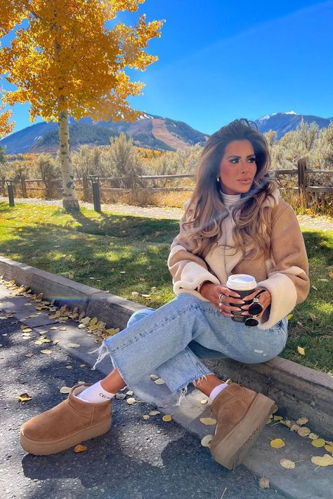 Winter Mountain Outfits For Women, 2024 Winter Outfit Aesthetic, Cute Colorado Outfits, Yellow Stone Outfit Ideas, Denver Outfits Winter Cold Weather, Colorado Fits Winter, Thick Winter Outfits, Colorado In November Outfits, Trendy Nails Winter 2024