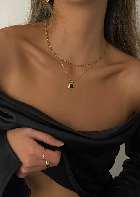 Cute Layering Necklaces, Classy Jewelry Necklaces, Gold Black Jewelry, Cool Jewelry Necklaces, Layered Gold Necklaces Aesthetic, Jewelry Stacking Necklaces, Dainty Necklace Stack, Black Dress Gold Jewelry, Classy Gold Necklace