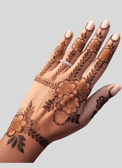 Simple Mehandi Designs, Finger Mehendi Designs, Simple Mehandi, Mehedi Design, Mehndi Outfit, Mehndi Designs Fingers, Henna Hand, Finger Henna Designs, Designs Mehndi