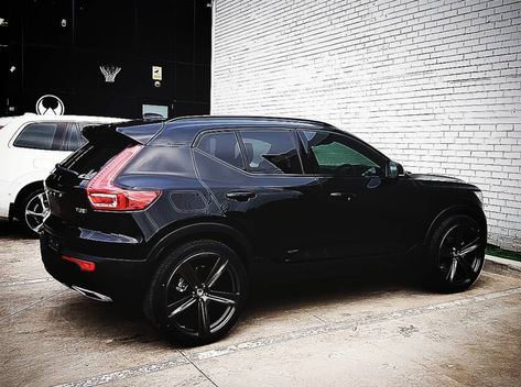 Volvo Xc40 Black, Volvo Xc, Cat Attack, Volvo Xc40, Volvo Cars, Volvo Xc60, Kia Soul, Over Sized, Black Car