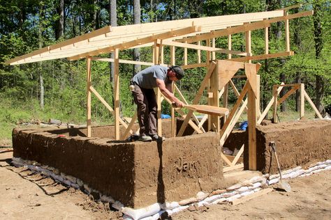 cob house | ... to design and build your own simple cob constructions or cob building Cobb Homes, Cob House Plans, Strawbale House, Hut Ideas, Eco Construction, Alternative Homes, Cob Building, Mud Hut, Dry Stack Stone