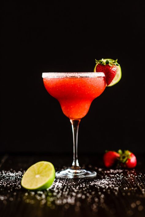 Easy Rum Cocktails, Rum Cocktails Easy, Strawberry Daiquiri Cocktail, Strawberry Tequila, Salsa And Guacamole, Romantic Cocktails, Chips Salsa, Strawberry Cocktails, Frozen Margarita