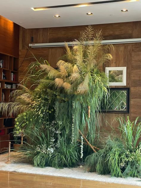 Green Pampas Wedding, Green And White Wedding Flowers, Plant Installation, Greenery Arrangements, Large Flower Arrangements, Flower Wall Wedding, Wedding Reception Flowers, Flower Artists, Flower Installation