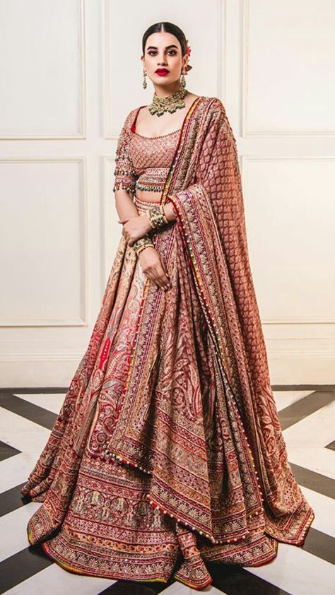 Mukul Arora, Mehndi Lehnga, Saree Aesthetic, Indian Bridal Couture, Indian Royalty, Designer Dresses Elegant, Best Indian Wedding Dresses, Long Blouse Designs, Dupatta Style