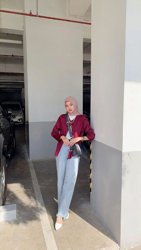 #fashionwanitakasual #gayakasualwanita #outfitwanitakasual #trendwanitakasual #gayakasualterkini Ootd Kemeja Maroon, Outfit Baju Merah, Maroon Hijab, Ootd Cardigan, Outfit Hijab Simple, Fashion Inspo Casual, Korean Style Outfits, Ootd Korean Style, Ootd Hijab Style