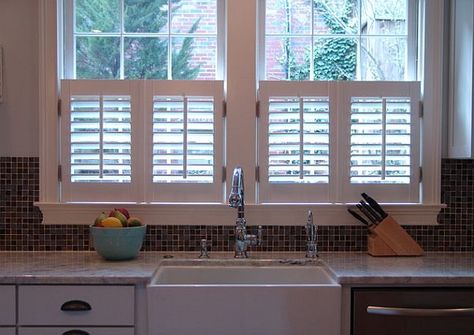 Thinking about interior shutters cafe style in the kitchen......hmmmm Kitchen Window Shutters, Window Shutters Diy, Windows With Shutters, Window Shutters Indoor, Cafe Shutters, Cafe Style Shutters, Kitchen Window Coverings, Shutters Interior, Kitchen Shutters