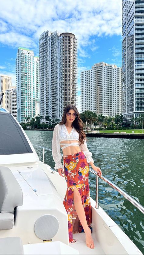 Nadia Ferreira, Yacht Party Outfit, Yacht Outfit, Dubai Outfit, Dubai Yacht, Khloe Kardashian Photos, Dubai Outfits, Beach Party Outfits, Simple Style Outfits