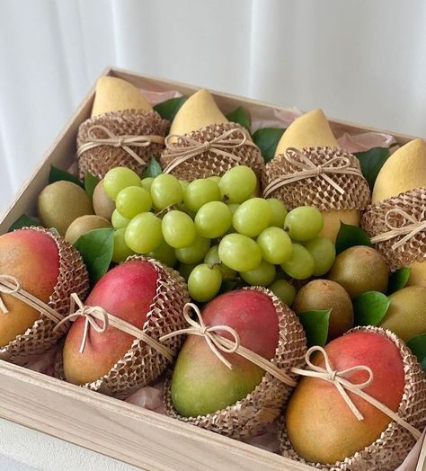 Fruit Basket Ideas Gift Diy, Fruit Hampers Baskets Gift Ideas, Small Fruit Basket Ideas Gift, Fruit Basket Gift Ideas, Fruit Basket Ideas Gift, Fruit Basket Diy Gift, Fruit Flower Basket, Office Presentation, Fruit Bouquet Ideas