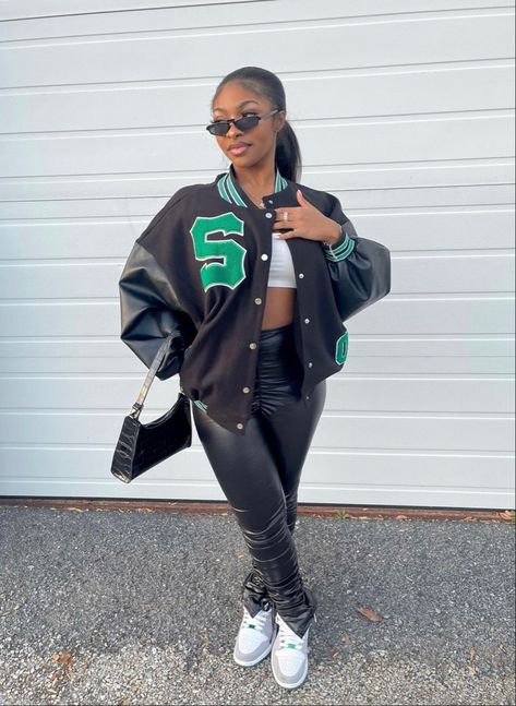 Basketball Jacket Outfit, Black Varsity Jacket Outfit, Varsity Jacket Outfit Women, Letterman Jacket Outfit, Varsity Outfit, Winter Drip, Woman Streetwear, Varsity Jacket Outfit, Jacket Outfit Women