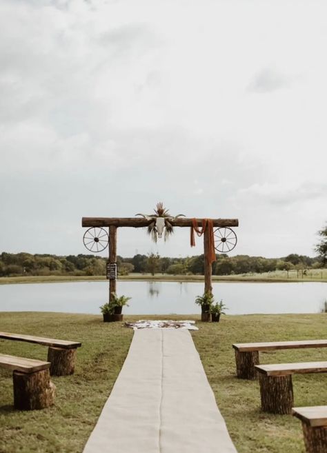 Western Wedding Hay Bales, Western Venues For Weddings, Hay Field Wedding Ceremony, Farm Wedding Isles, Western Wedding Ceremony Seating, Outdoor Western Wedding Ideas, Open Pasture Wedding, Western Alter Wedding, Western Arbor Wedding