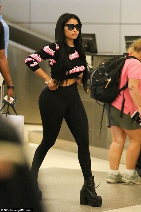 Not your typical airport style: Nicki Minaj wore a daring look as she touched down at LAX ... Nicki Minaj Airport, Nicki Minaj Paparazzi, Nicki Minaj Fashion, Onika Maraj, Italian High Fashion, Nicki Minaj Outfits, Nicki Minaj Wallpaper, Cultura Hip Hop, Nicki Minaj Quotes