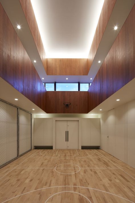 Koizumi Sekkei, Toshiyuki Yano Photography · Basketball Court House · Divisare Home Basketball Court, Shipping Container Architecture, Indoor Basketball Court, Container Architecture, Entertainment Room, Contemporary Architecture, Container House, Luxury Interior, Architecture Art