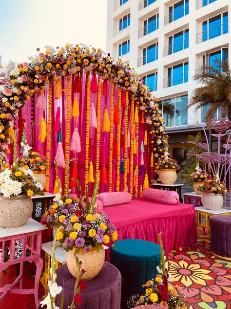 Themes For Sangeet Function, Mehendi Decor At Home Indoor, Mehandi Background Decoration, Boho Mehndi Decor, Pink Haldi Decor, Mehndi Setup Decor, Mehendi Backdrop Decor, Marriage Mandap Decoration Indian, Pink Mehendi Decor